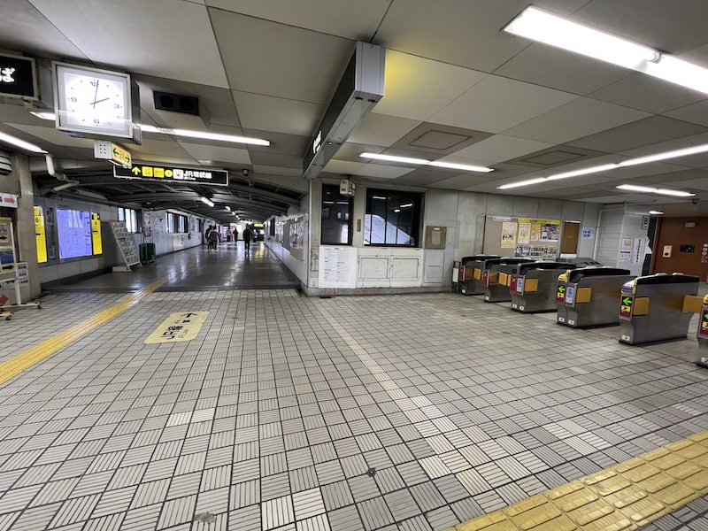 大阪メトロ弁天町駅東改札を出て右側JR弁天町駅へとつながる4号出入口への通路を進む