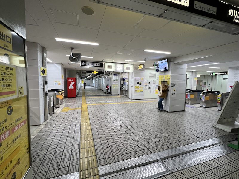 大阪メトロ弁天町駅西東改札（左側・エレベーターあり）・西西改札（右側・階段・上りエスカレーターのみ）