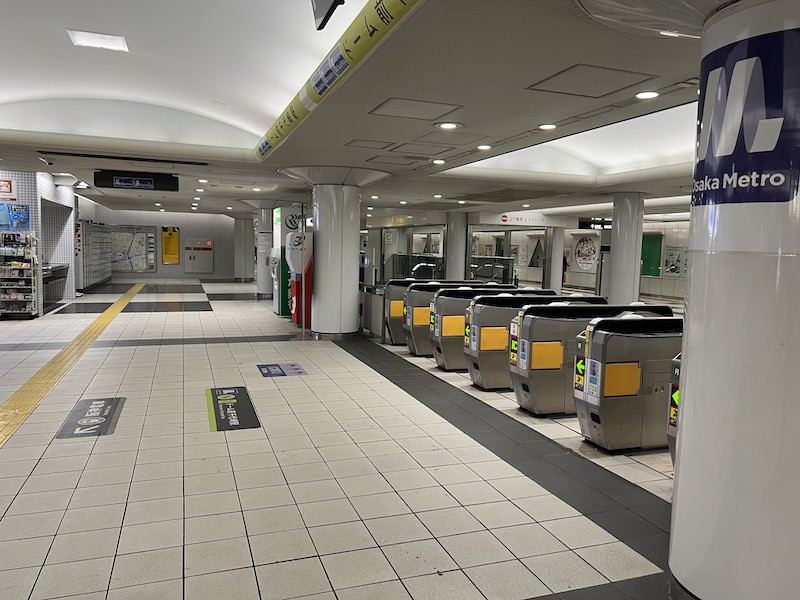 ドーム前千代崎駅改札。出て右側にコインロッカーが見える。