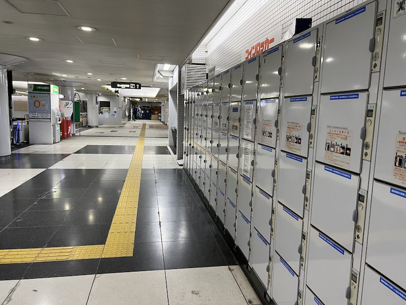 コインロッカー側から改札口方向を見る