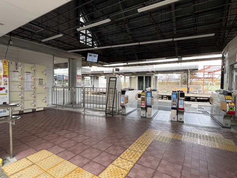 改札外から見た改札とコインロッカー。改札を抜けるとすぐ大阪阿部野橋方面行きホーム。
