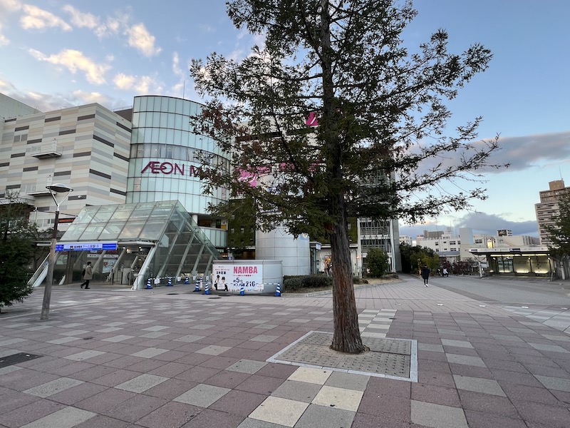ドーム前千代崎駅（右側）と隣接する「イオンモール大阪ドームシティ」と阪神ドーム前駅（左側）