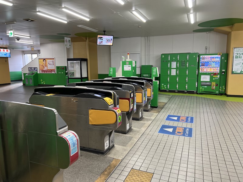改札を出てすぐ左側にあるコインロッカー。ロッカーも緑色。