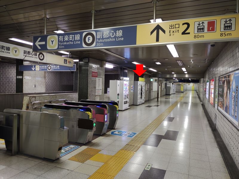 改札を出て左へ少し行くと、通路左側にコインロッカーがあります。
