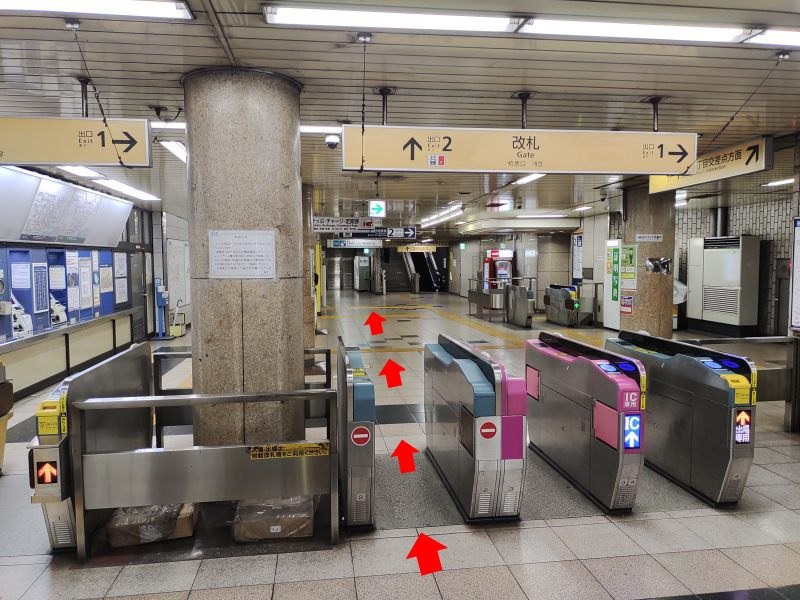 改札を出て直進して2番出口の方へ