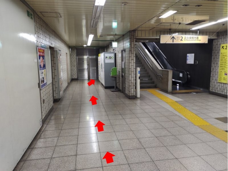 2番出口への階段の横にコインロッカーがあります。