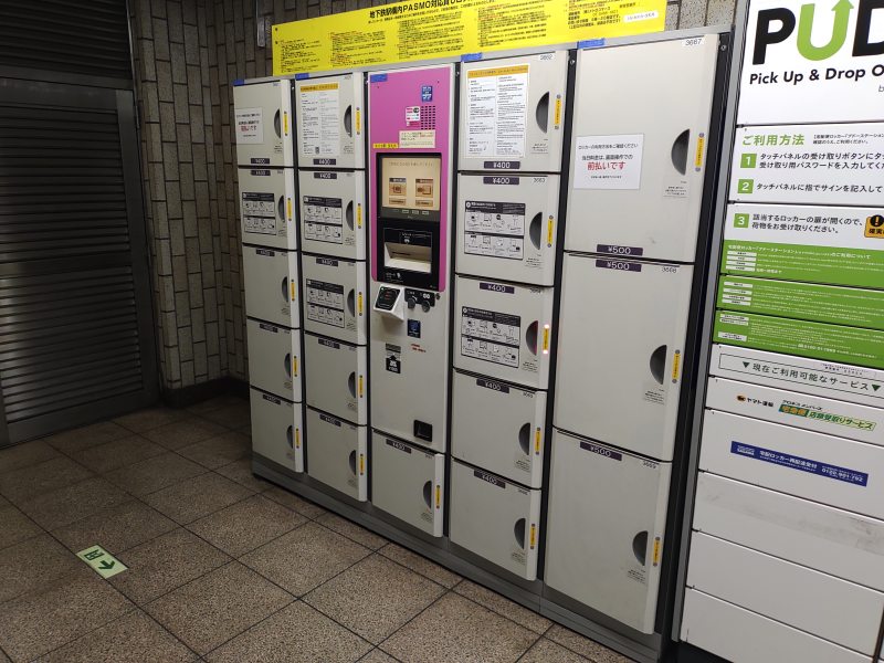 氷川台駅2番出口階段横のコインロッカー