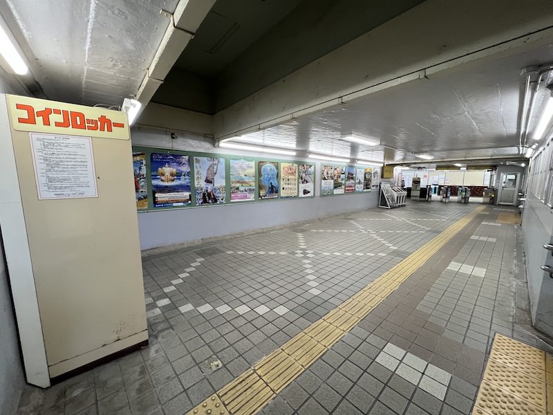 コインロッカー側から南改札を見る
