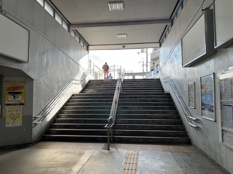 南改札から地上出口への階段