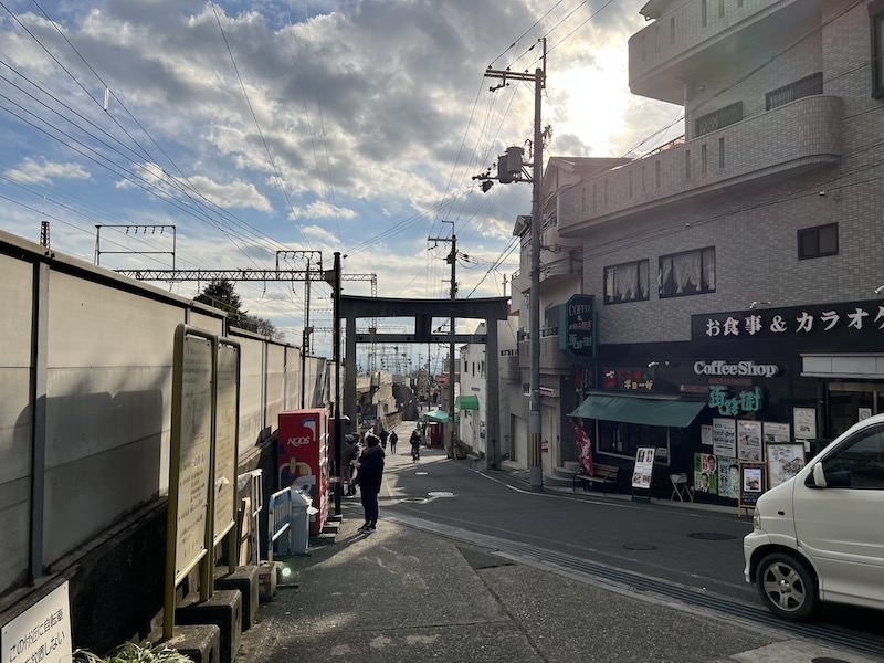 南出口を出たところ。石切神社の参道に続く。