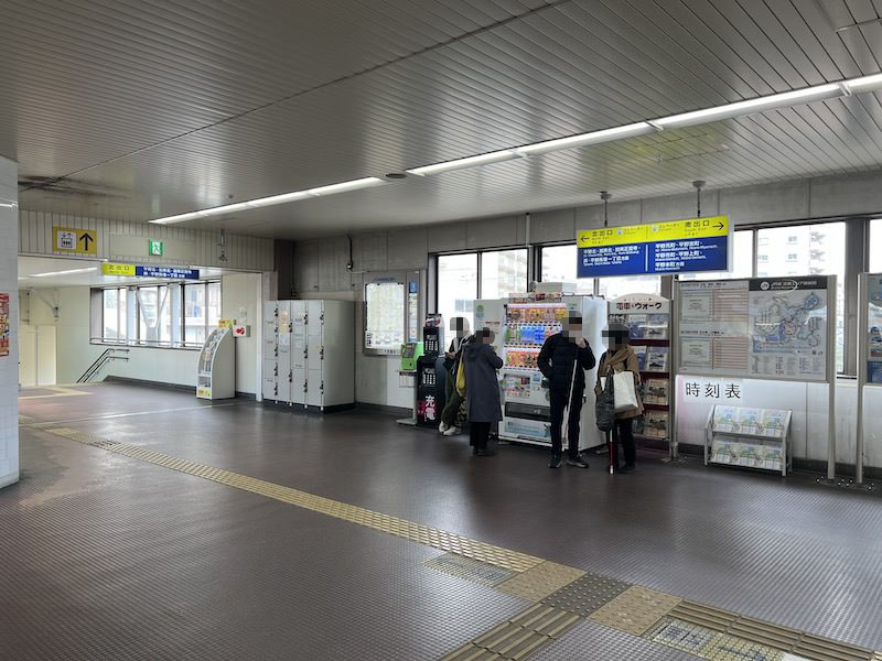 改札を出て正面左側にあるコインロッカー