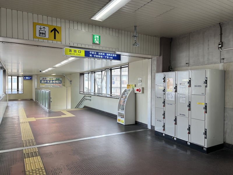 北出口の階段前にあるコインロッカー