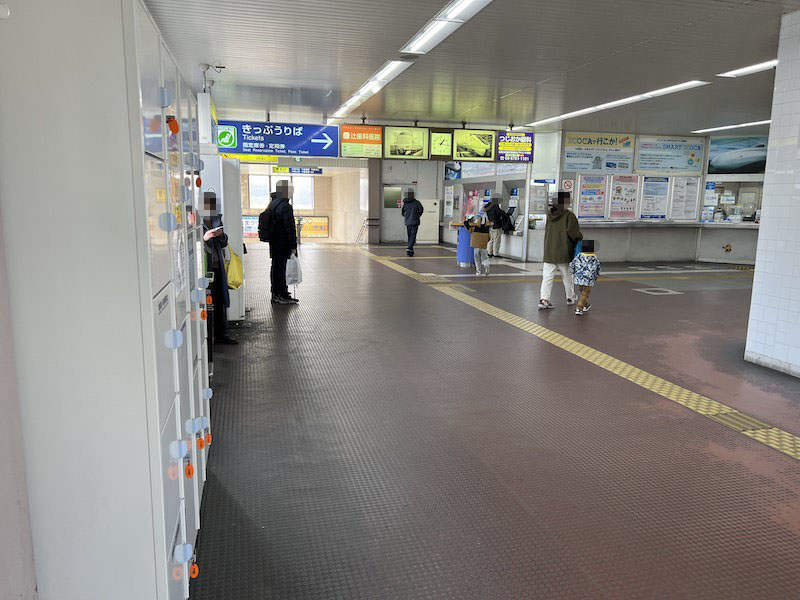 コインロッカー側から改札側を見る