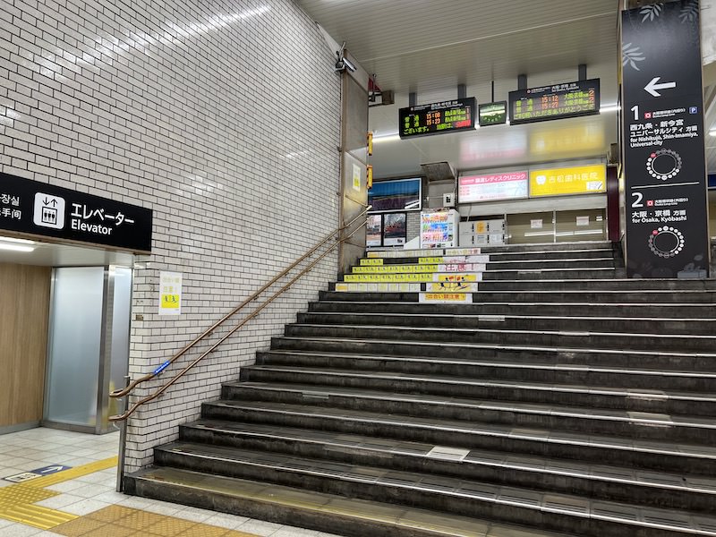 改札のある地上から見たコインロッカー。エレベーターは直接ホームへ行くので使えない。