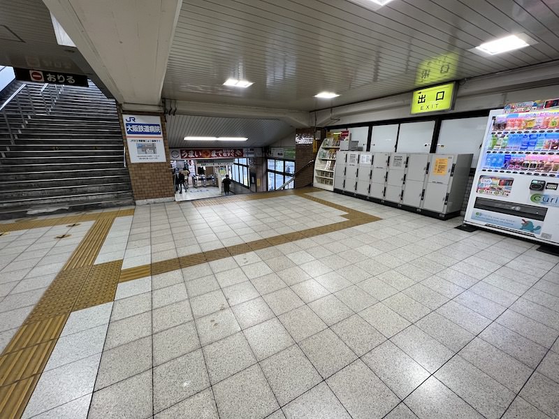 ホームと改札をつなぐ階段の踊り場にあるコインロッカー