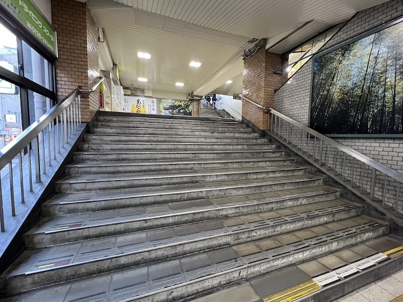 改札からコインロッカーを見る