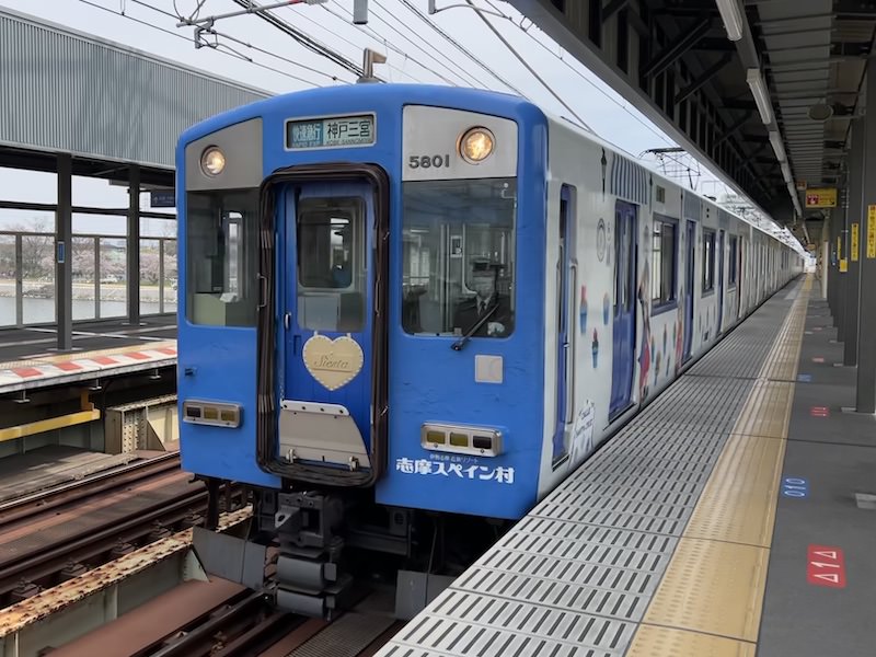 阪神なんば線を走る近鉄の車両（写真は阪神本線武庫川駅）