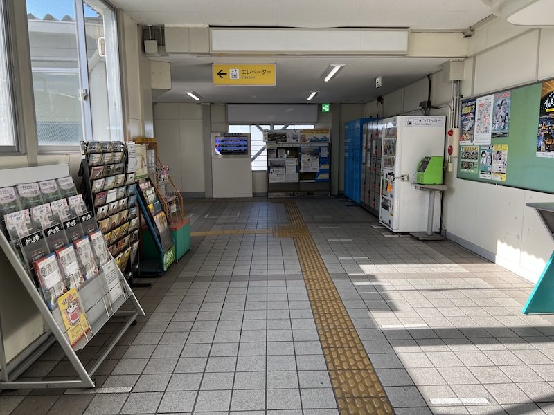 東出口への通路を進むと自動販売機の奥にコインロッカーが見えてくる