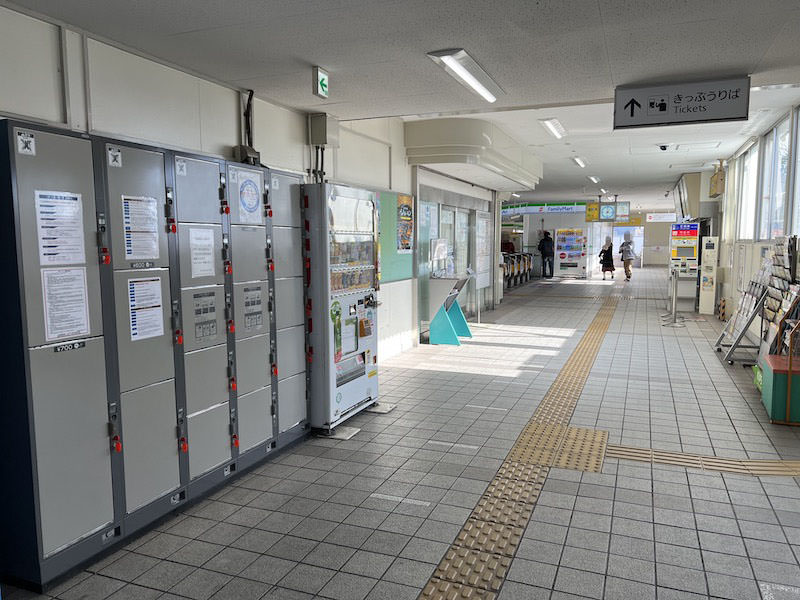 コインロッカー側から改札を見る
