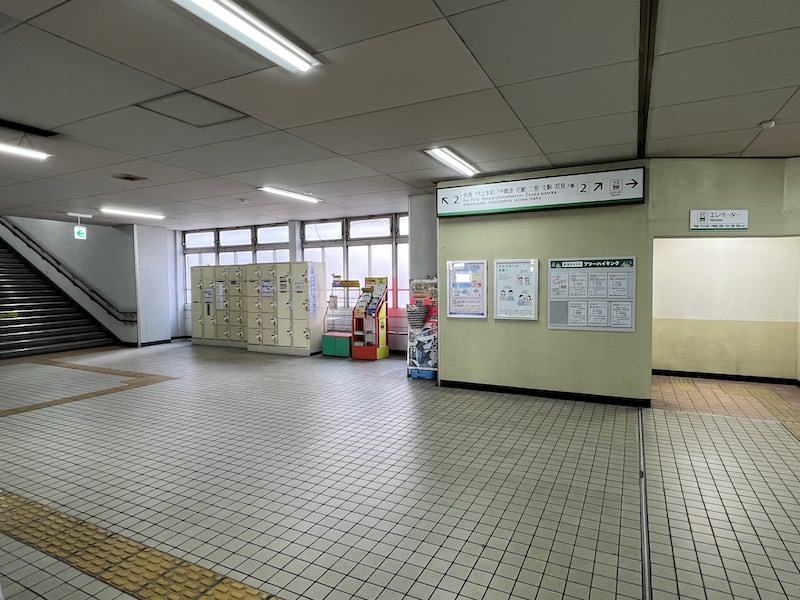 中央改札内2番のりばへの階段とエレベーターのあいだにあるコインロッカー