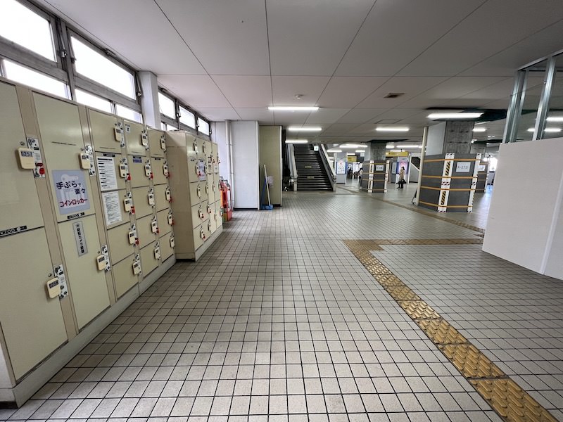 コインロッカー側から中央改札方向を見る