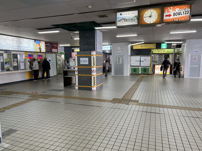 中央改札を出てまっすぐ進む