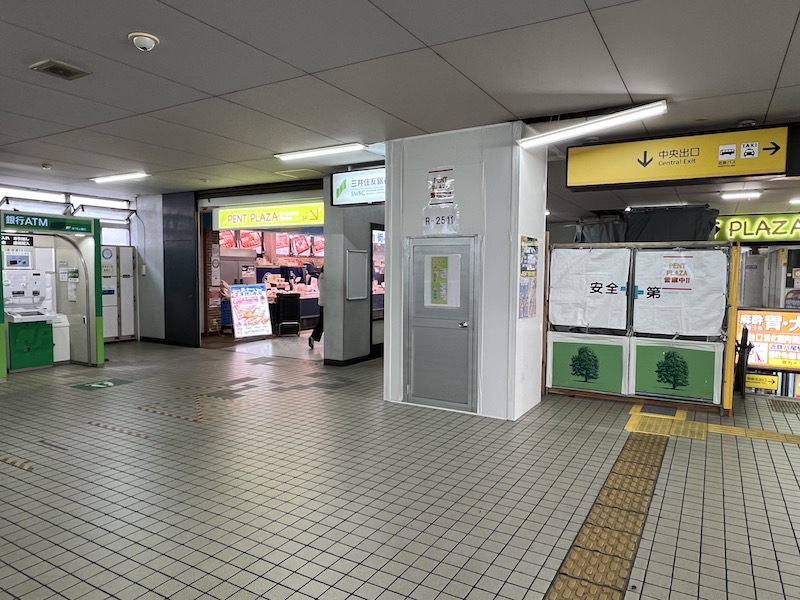 左側のATMの右側にコインロッカーが設置されている