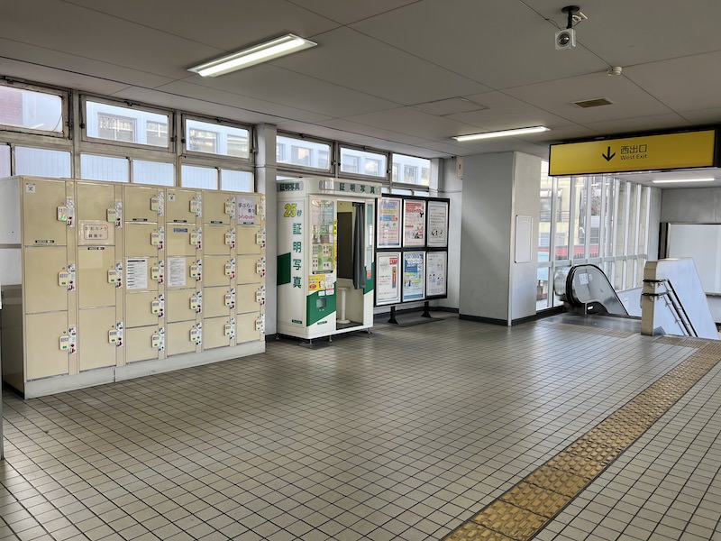 西改札の外にコインロッカーがある
