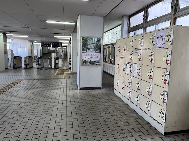 コインロッカーから西改札を見る