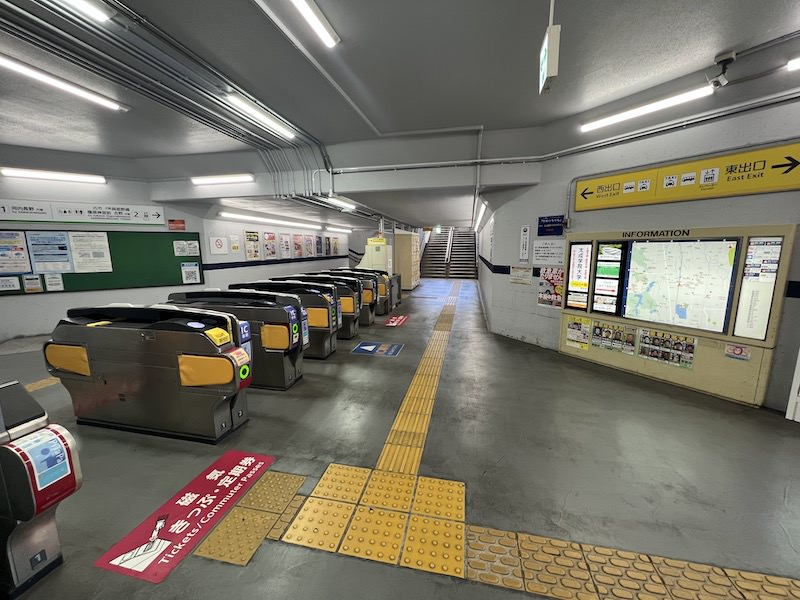 地下にある喜志駅の改札。改札外西出口への通路内にコインロッカーがある。