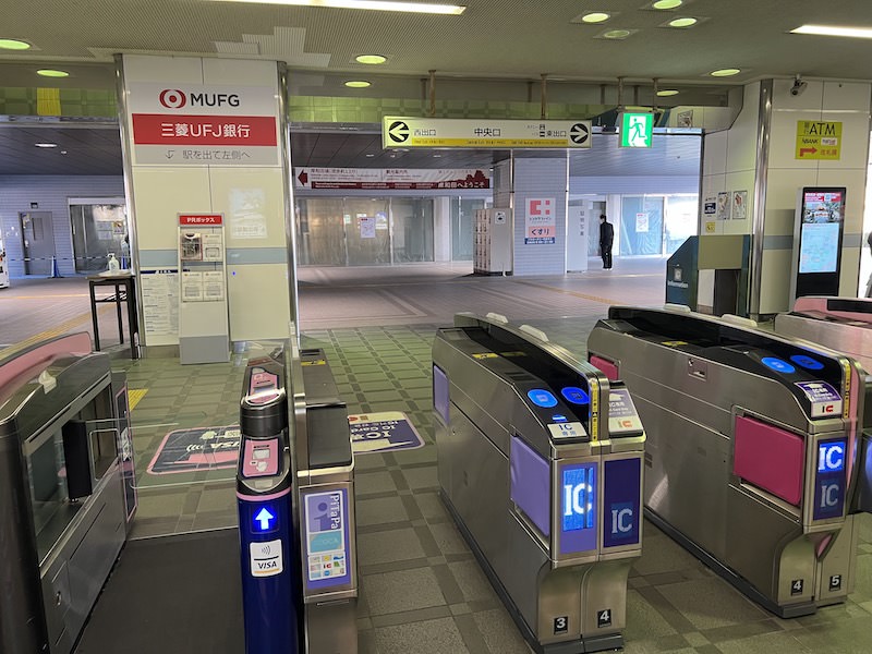 岸和田駅1階の中央改札。正面の通路内にコインロッカーがある。
