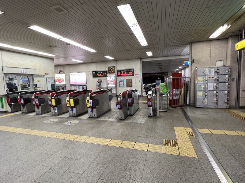 改札のすぐ横にあるコインロッカー