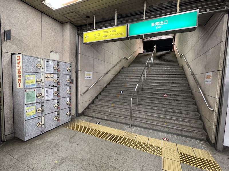 こちら側は階段のみ。反対側にはエレベーターがある。