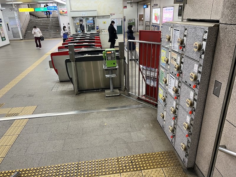 コインロッカー側から改札を見る