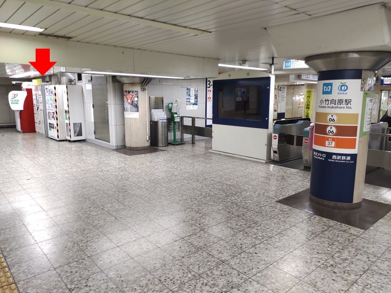 小竹向原駅の小竹町・向原方面改札(3,4番出口側)を出て右側にコインロッカーがあります。
