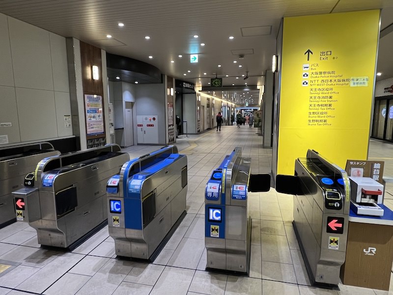 南口改札を出て目の前の通路をまっすぐ進む