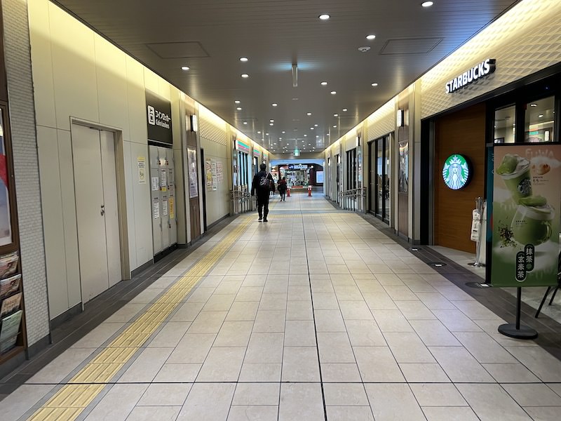 通路の左側にコインロッカーがある