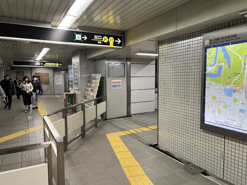 西改札を出て左にUターンすると3-A出入口への通路がある