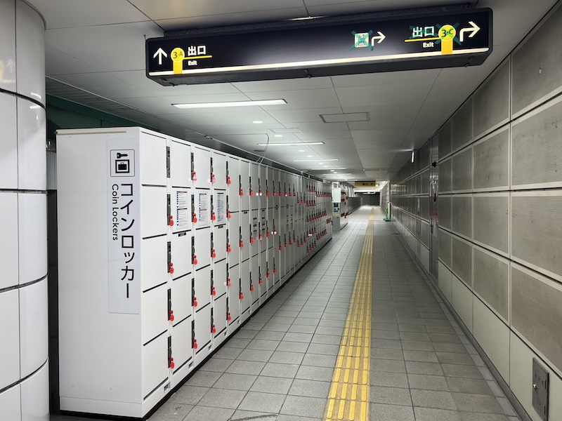 通路の左側にコインロッカーが現れる