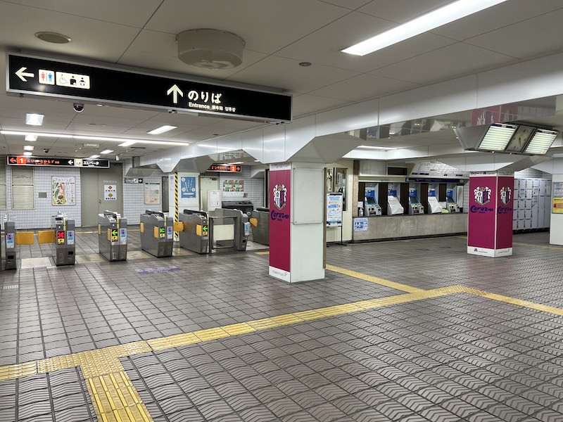 大阪メトロ長居駅の改札を出て左側にコインロッカーが設置されている