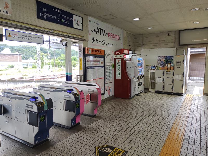 改札を出て左側にコインロッカーがあります。