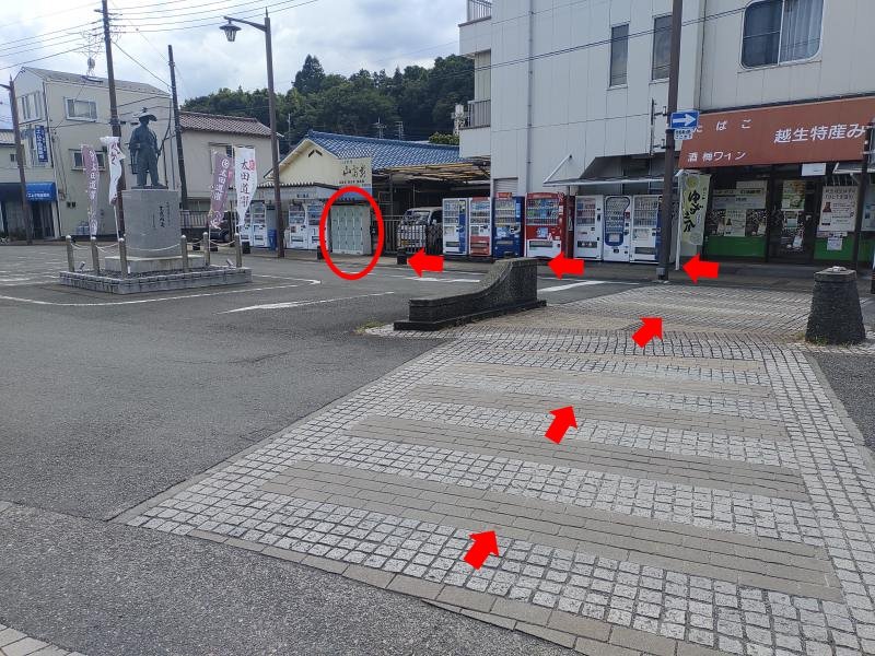 越生駅西口から横断歩道を渡って左に行ったところにコインロッカーがあります。