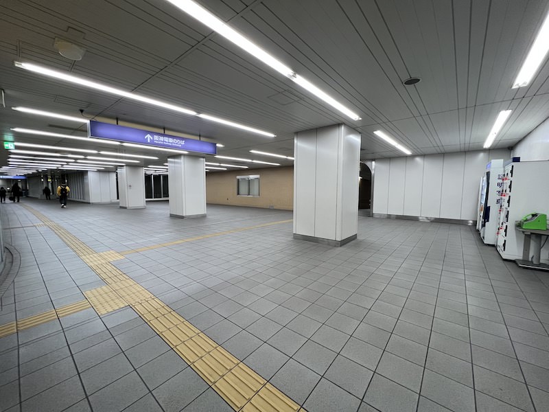 コインロッカー側から阪神桜川駅の改札口方向を見る