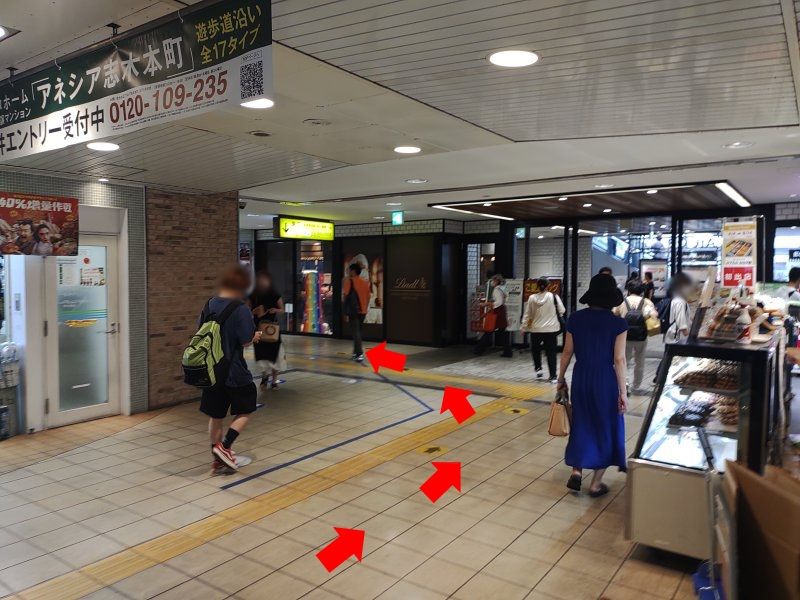 駅商業施設の入口前を左に曲がって階段へ向かいます。