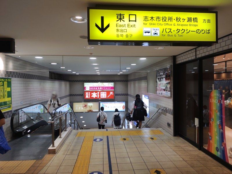 階段を降りて1階へ