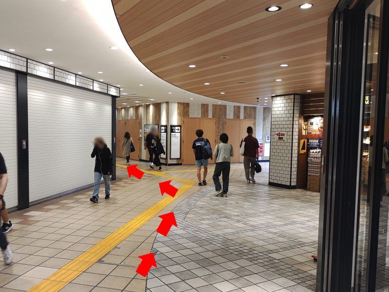 1階通路を進んでいくと二手に道が分かれているので、分かれ道を左に進みます。
