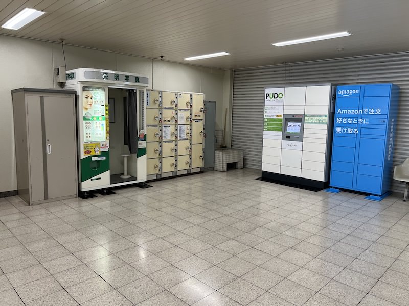 改札を出て右側にあるコインロッカー