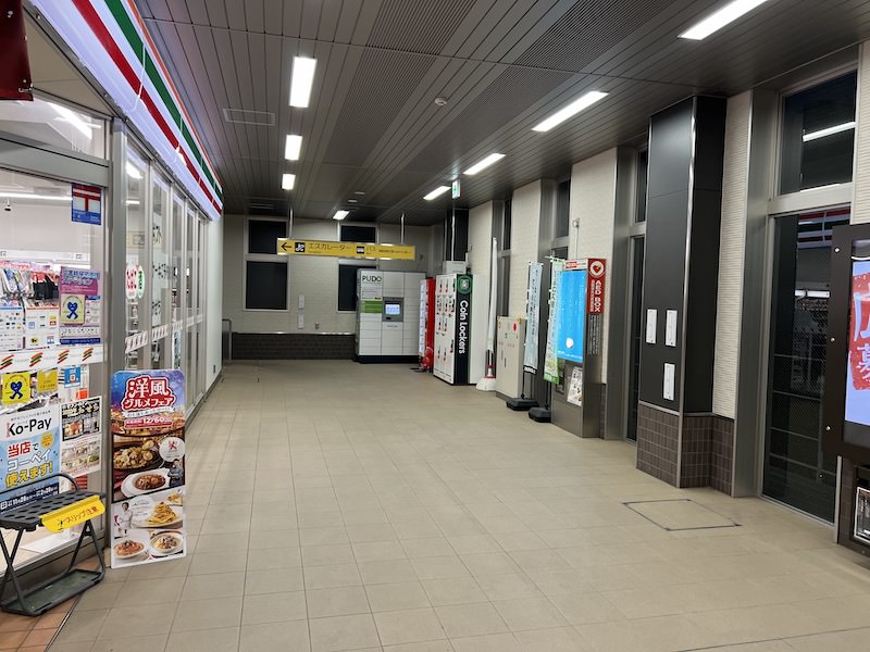 西出口の通路を進むと