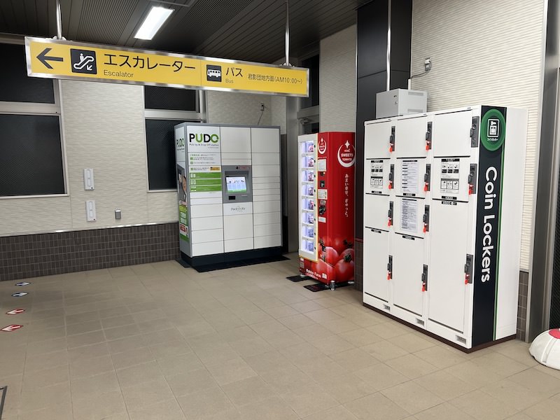 通路奥にコインロッカーが設置されている