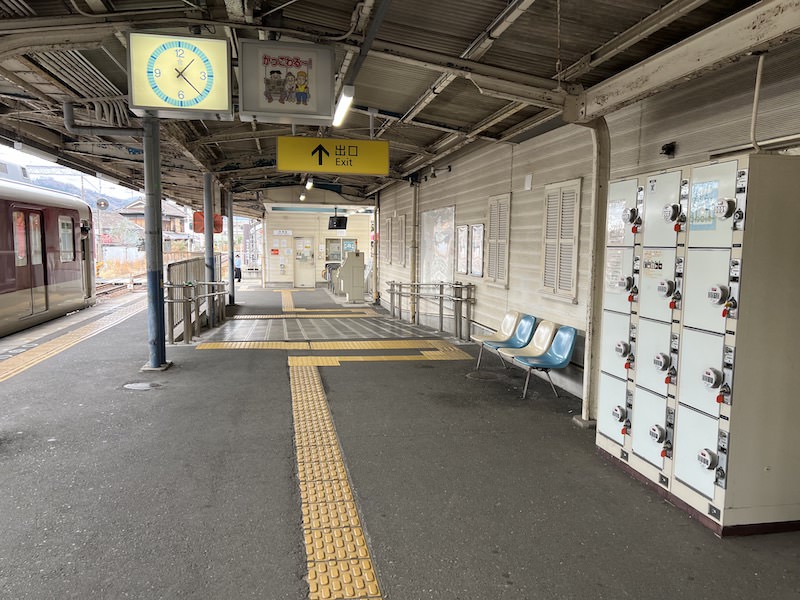 コインロッカー側から改札を見る